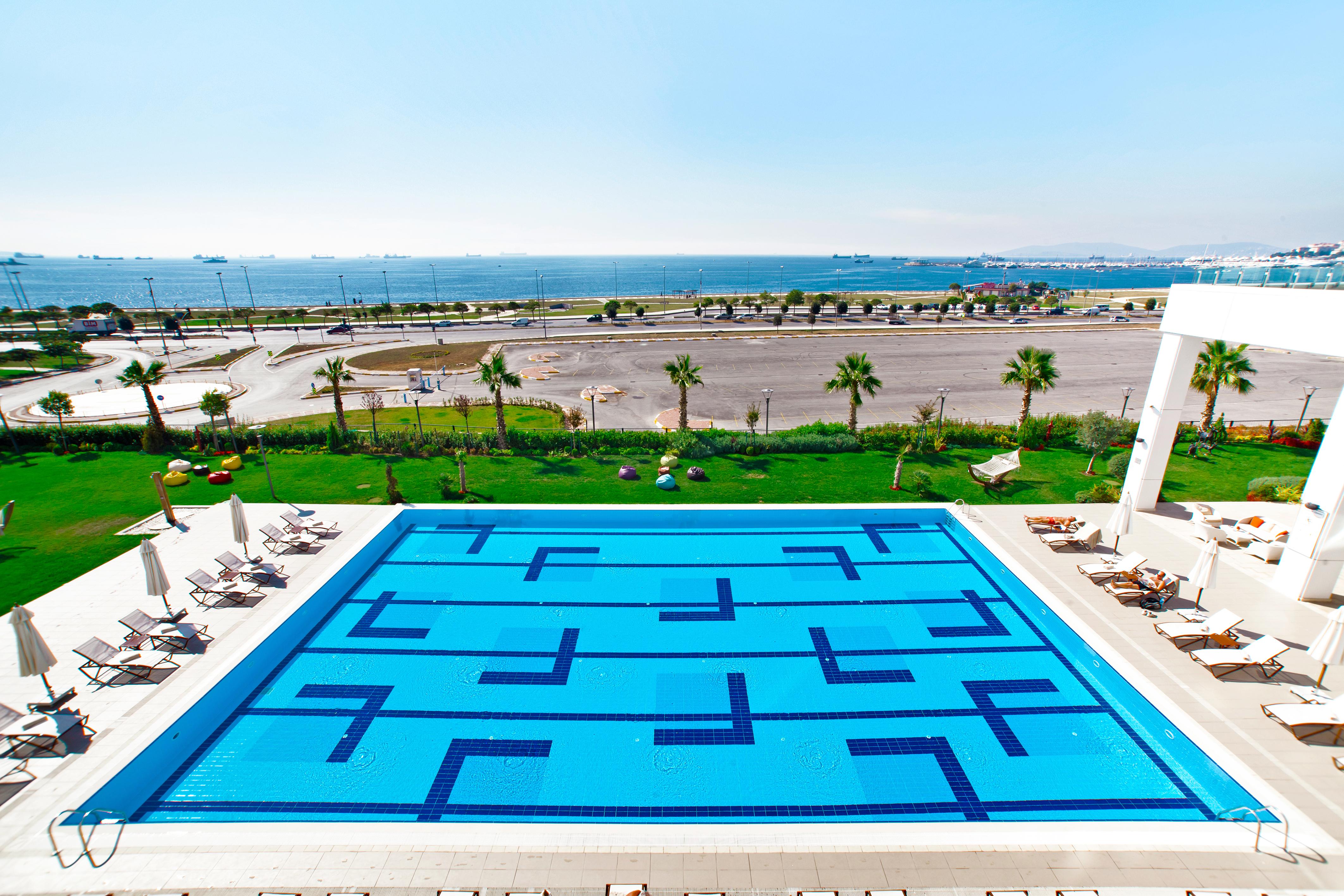 The Green Park Pendik Hotel Istanbul Exterior photo The swimming pool at the hotel